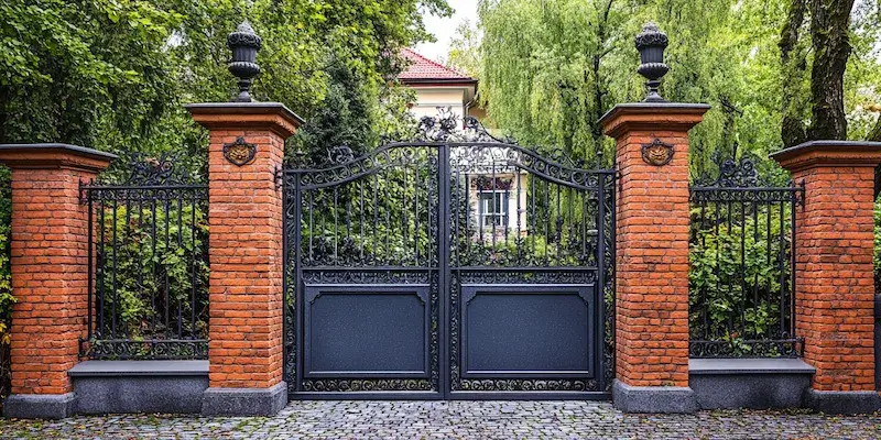 Czym wyczyścić metalowe ogrodzenie?