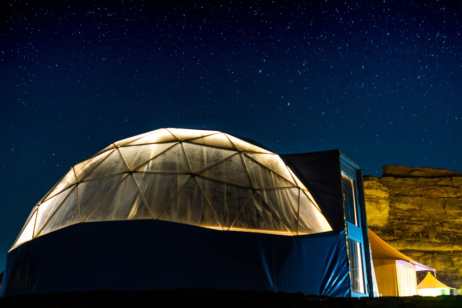 namioty-sferyczne-a-przepisy-budowlane-co-warto-wiedziec-przed-inwestycja-f